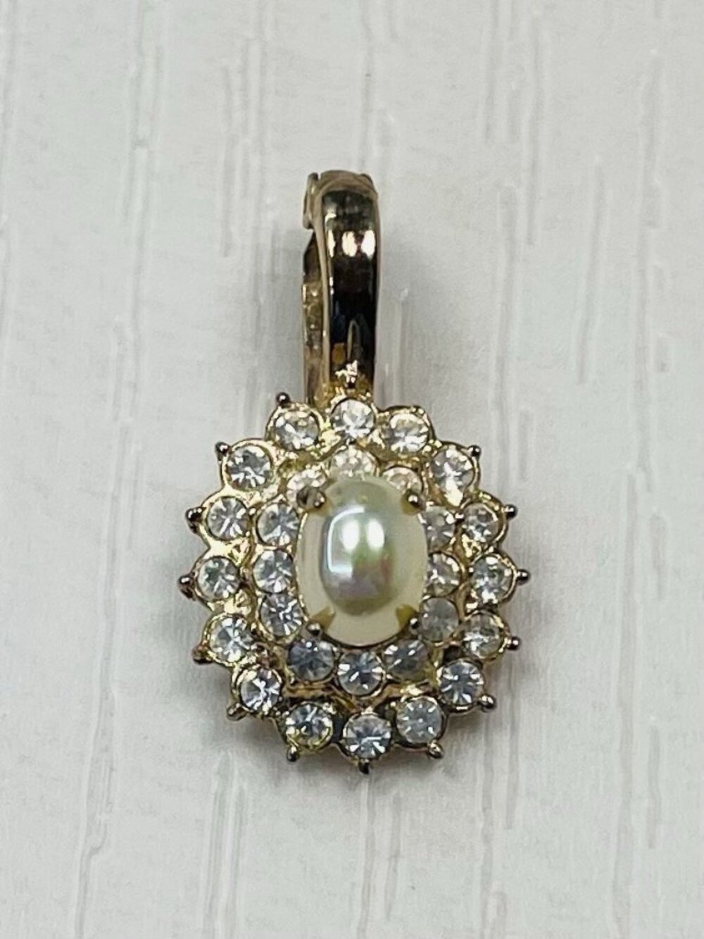 VTG ROMAN 1" Oval Goldtone Crystal Encased Faux Pearl Lock Hinge PENDANT Signed